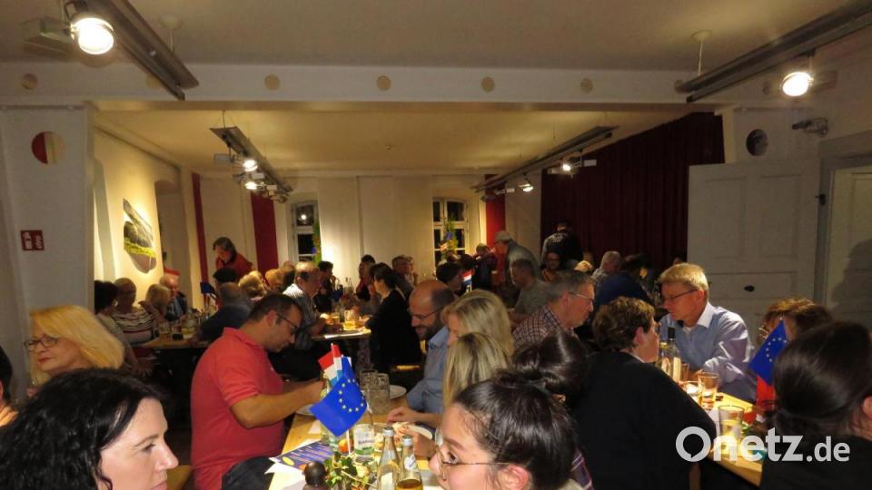 Wo ansonsten Sonderausstellungen stattfinden, wurde ausgiebig gefeiert. Bild: ubb