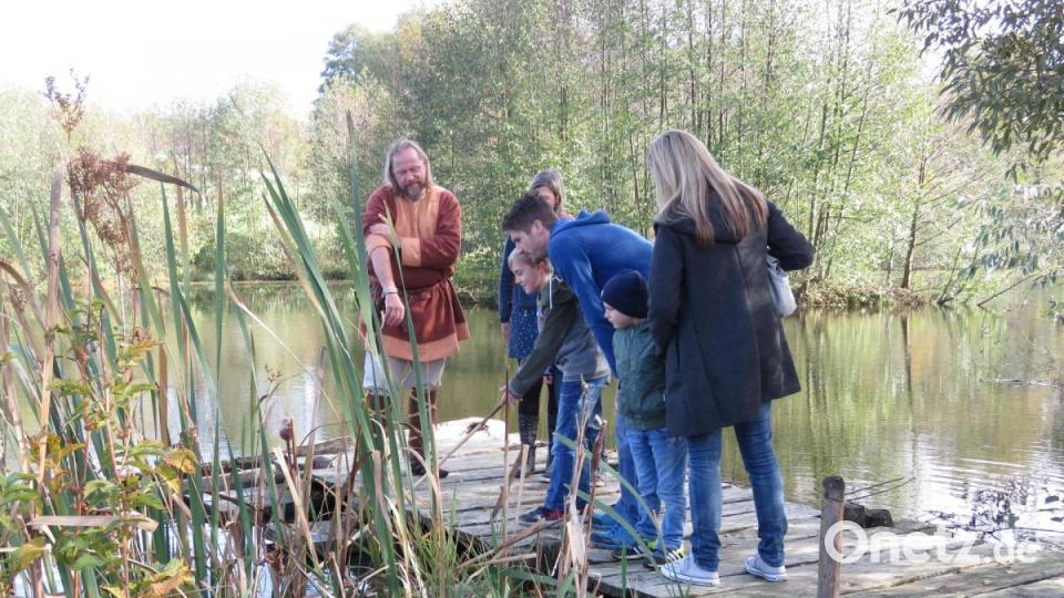 Vor allem die Buben wollten das Fischen mit dem Speer ausprobieren. Freilich durften sie nur Jagd auf einen Plastikfisch machen, denn Speerfischen ist aus Tierschutzgründen verboten. Bild: ubb