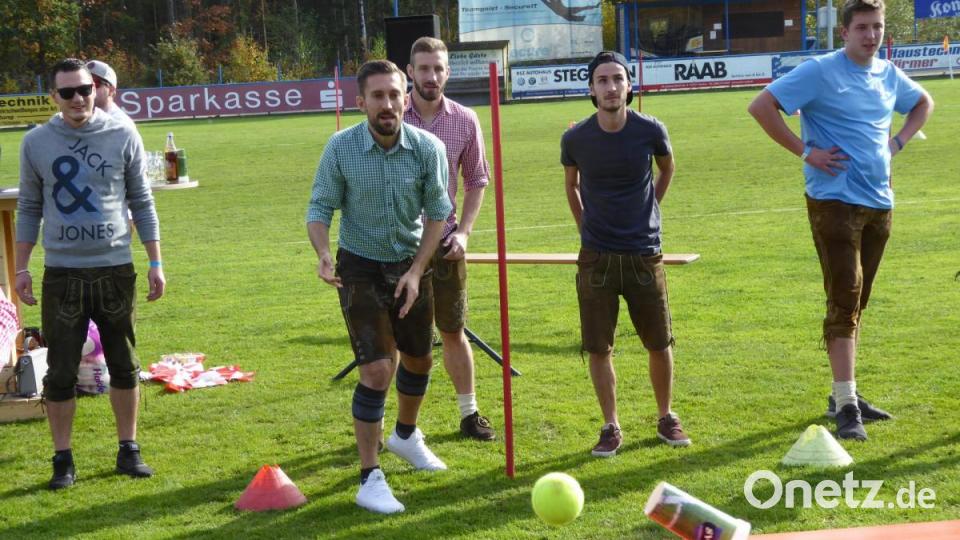 Dosenwerfen will gelernt sein. Bild: Schönberger, Ferdinand [fsb]