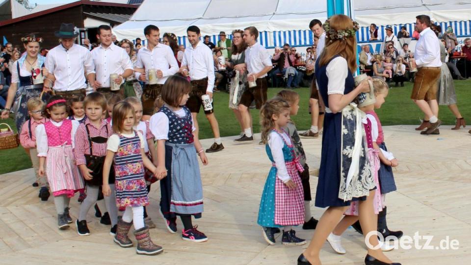 Einmarsch der Kinderpaare und der Kirwaleit. Bild: Schönberger, Ferdinand [fsb]