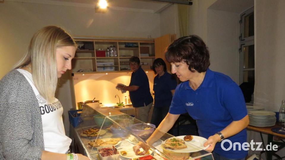 Häppchen und Leckereien statt: Der Verein "Amitié" hat sich wieder gehörig ins Zeug gelegt. Bild: ubb