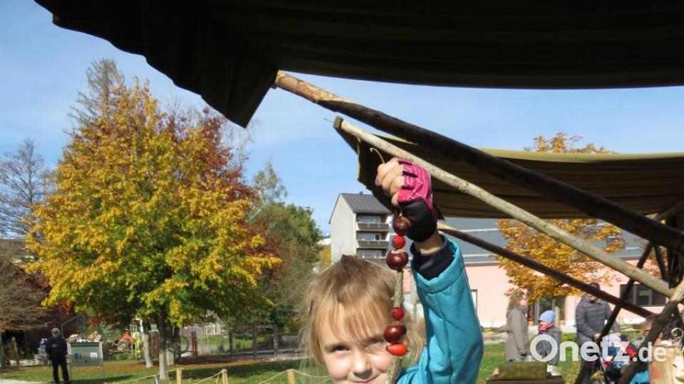 Die Kinder freuten sich über selbstgebastelte Kastaniendekos. Bild: ubb
