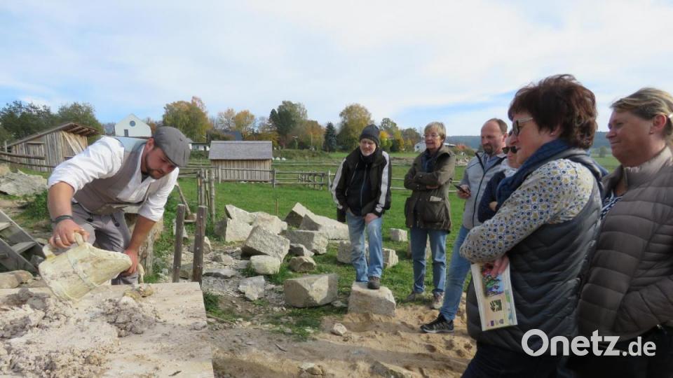 Vorsichtig schüttet der Handwerker Wasser über den Kalkstein. Der Kalk reagiert und der Stein zerfällt zu Mörtel. Bild: ubb