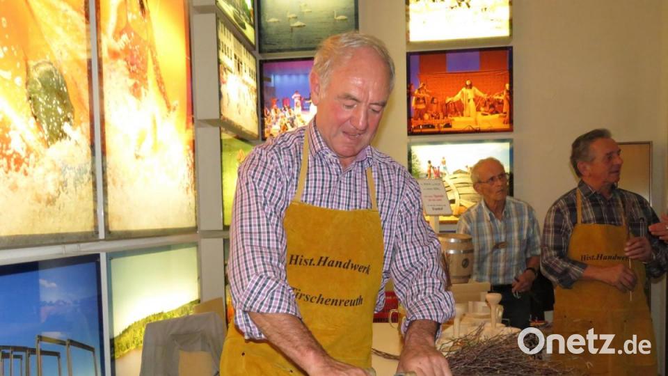 Der Arbeitskreis "Historisches Handwerk" zeigte, wie Reisigbesen hergestellt werden. Bild: ubb