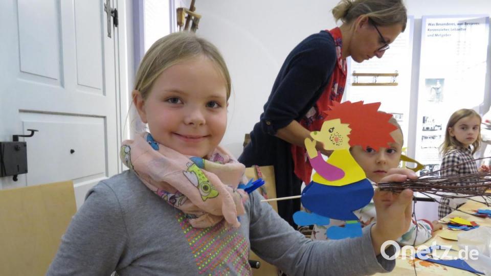 Fertig: Jetzt hat der kleine Reisigbesen vom Arbeitskreis "Historisches Handwerk" auch eine kleine Hexe dazubekommen, oder umgekehrt. Bild: ubb