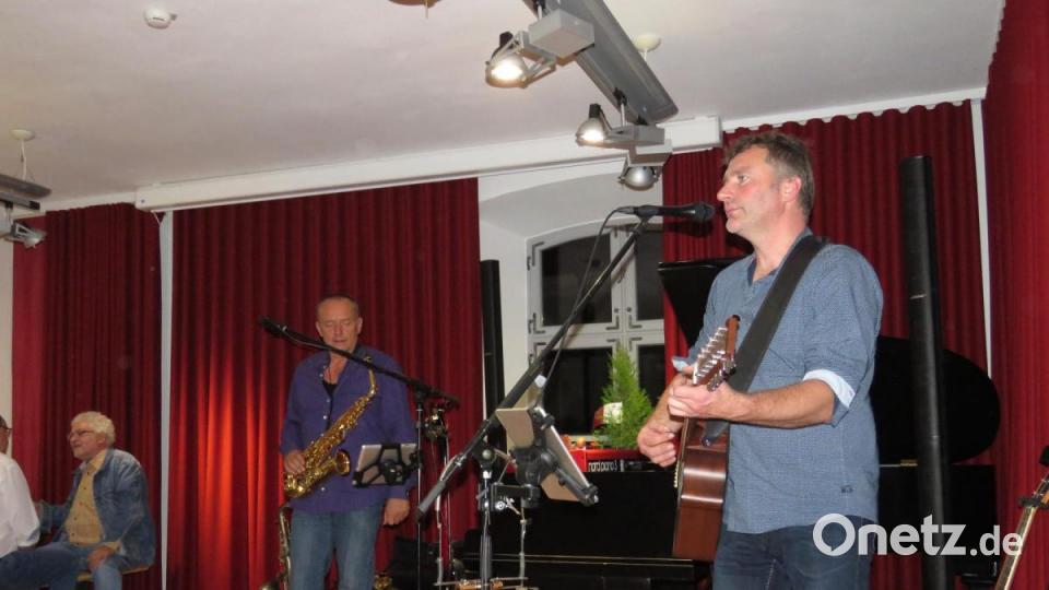 "Bolle und Goller" boten Musik aus den 70er und 80er Jahren, und imitierten die Rocker und Popsänger aus der Oldiegeneration mit erstaunlich authentischen Stimmen. Bild: ubb