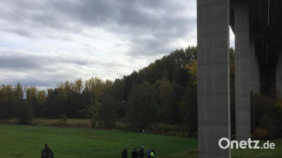 Die 5 Leserwanderung zwischen Wurz und Windischeschenbach führte unter der Autobahnbrücke hindurch. Bild: Marina Sigritz