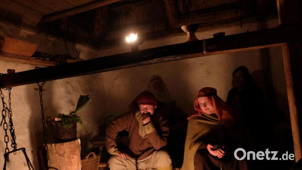 In einigen Hütten konnte den Darstellern zugeschaut werden, was sie so im finsteren Mittelalter in ihren nächtlichen Behausungen ohne ausreichend gute Lichtquellen getrieben haben. Bild: ubb
