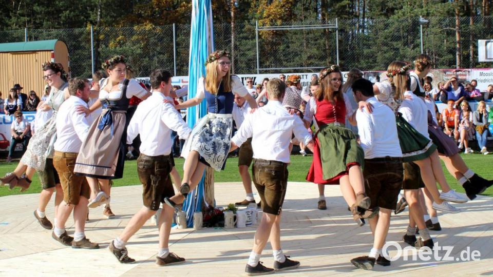 Verschiedene Formationen beim Bandltanz. Bild: Schönberger, Ferdinand [fsb]