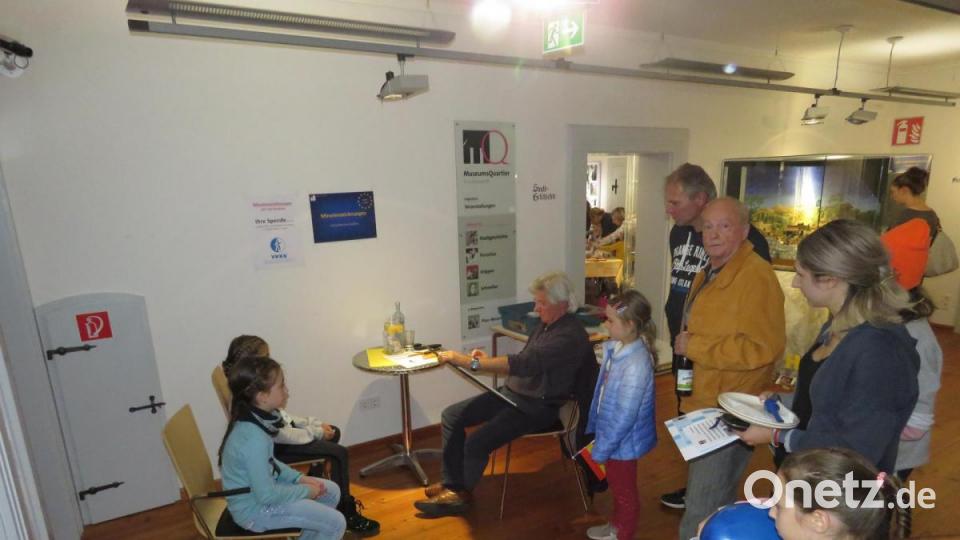 Künstler Tom Brankovic aus Schönkirch zeichnete von 19 bis 24 Uhr Porträts im Schnelldurchgang. Bild: ubb