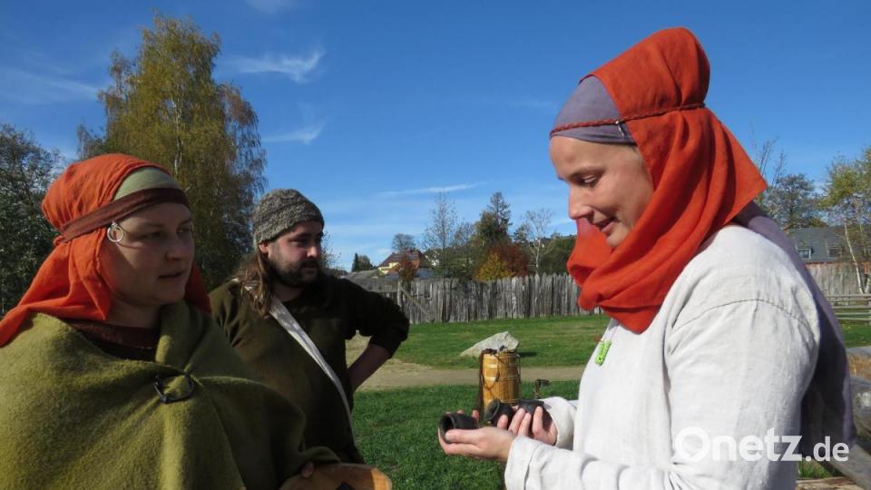Keramiikmeisterin Anna Stadler aus dem Landkreis Passau brannte vor Ort kleine Schnapsbecher. Ihre Keramikarbeiten, die sie im Ofen des Geschichtsparks brennt, konnten im Shop vorne am Eingang zum Gsechichtspark auch gekauft werden. Bild: ubb