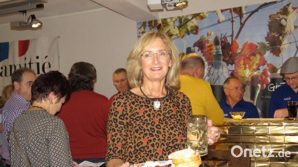 Museumsmitarbeiterin Herta Zölch hat endlich auch einmal Gelegenheit, sich selbst mit Essen zu versorgen. Bild: ubb