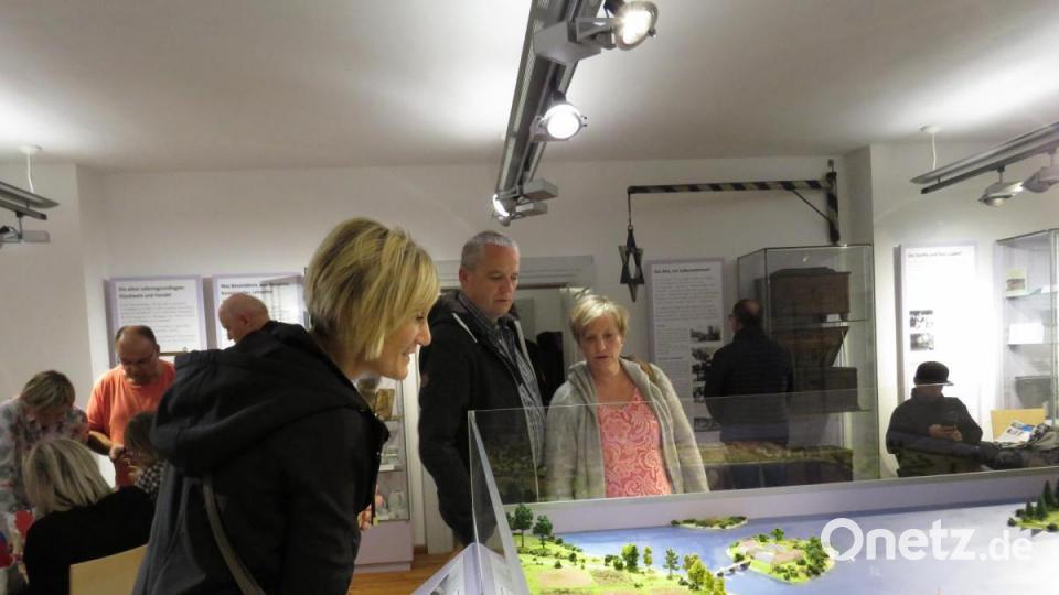 Auch die Museumsexponate wurden ausgiebig besichtigt. Schließlich gab es in dieser Nacht das Museum Tirschenreuth kostenlos, was gern genutzt wurde. Bild: ubb