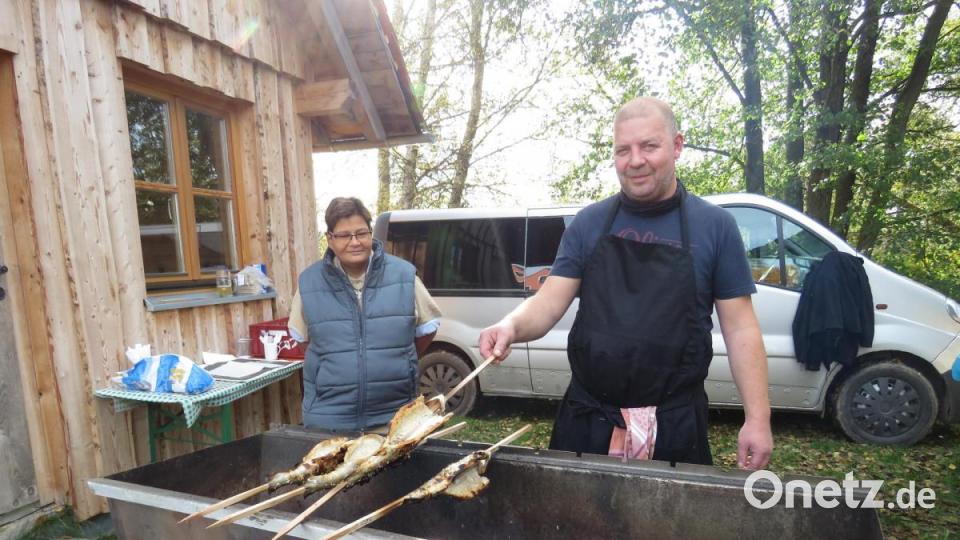 Auch Räucherfisch am Spieß fand viel Absatz. Bild: ubb