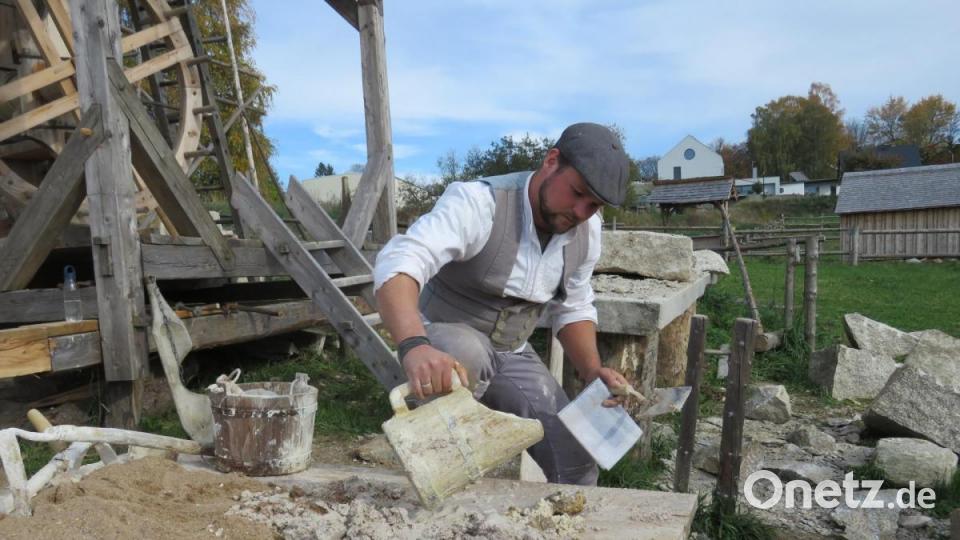 Bei dern Handwerkern an der Burgbaustelle wurde gezeigt, wie Kalk abgelöscht wird. Bild: ubb