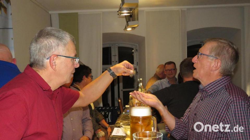 An der Getränketheke ging's die ganze Nacht lang hoch her. Besonders die französischen Weine fanden reißend Absatz. Bild: ubb