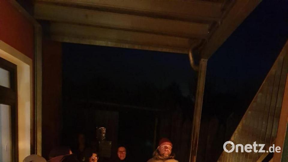 In Bärnau wanderten um 21 Uhr Gäste bei drei Führungen durch den dunklen Geschichtspark. Bild: ubb