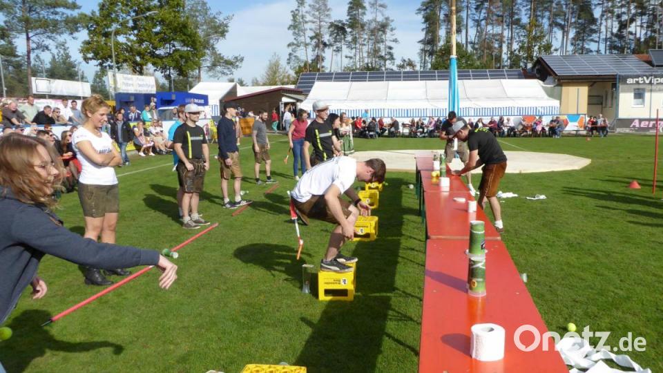 Geschicklichkeit war gefragt, als es galt, die gelbe Rübe ins Glas zu befördern. Bild: Schönberger, Ferdinand [fsb]