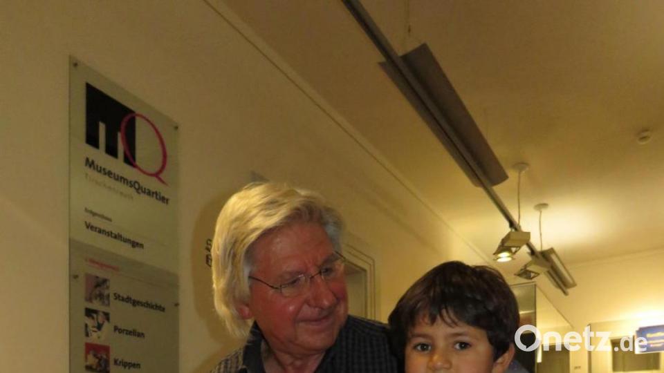 Stolz präsentiert der kleine Bub sein Porträt, das ihm Künstler Tom Brankovic gemalt hat. Bild: ubb