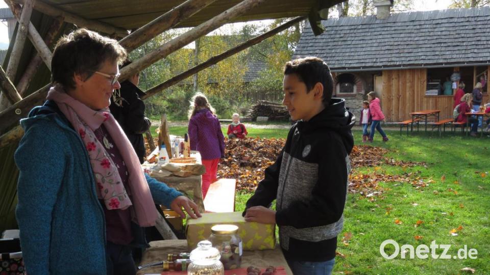 Bei Kräuterführerin Andrea Wolf durften die Kinder ein Tastspiel mitmachen oer Kastanien verarbeiten.. Bild: ubb