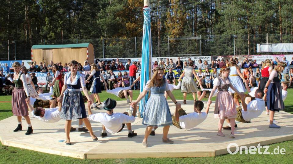 Verschiedene Formationen beim Bandltanz. Bild: Schönberger, Ferdinand [fsb]