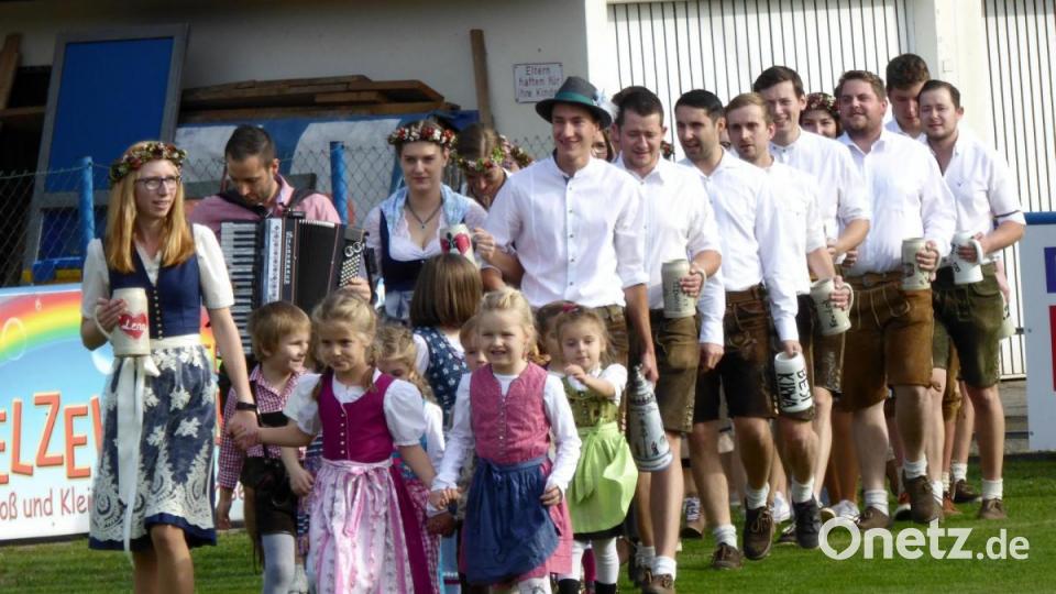 Einmarsch der Kinderpaare und der Kirwaleit. Bild: Schönberger, Ferdinand [fsb]