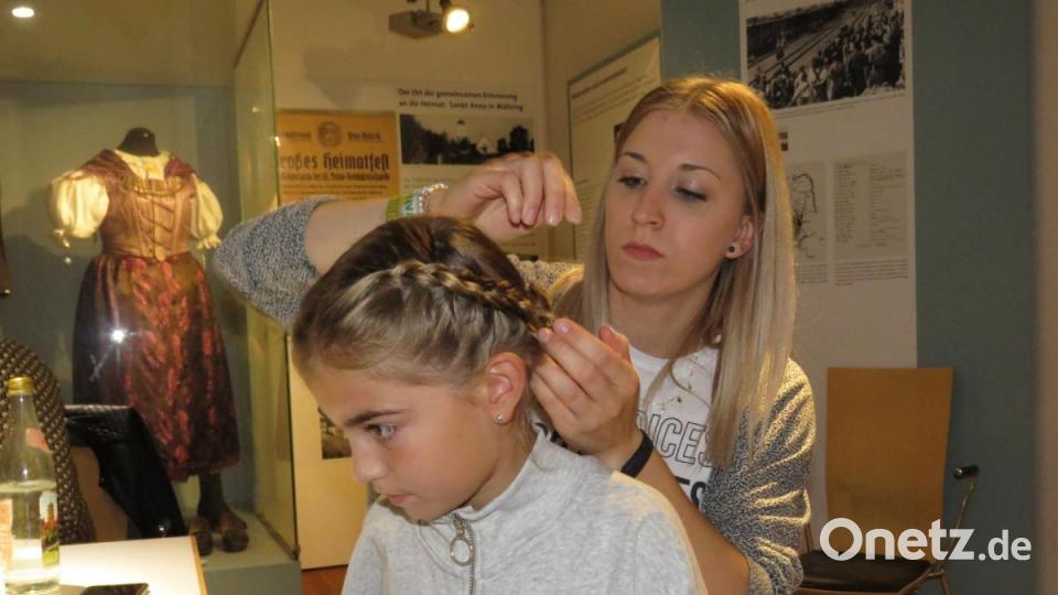 Die Mädchen konnten sich schicke Zopffrisuren flechten lassen. Bild: ubb