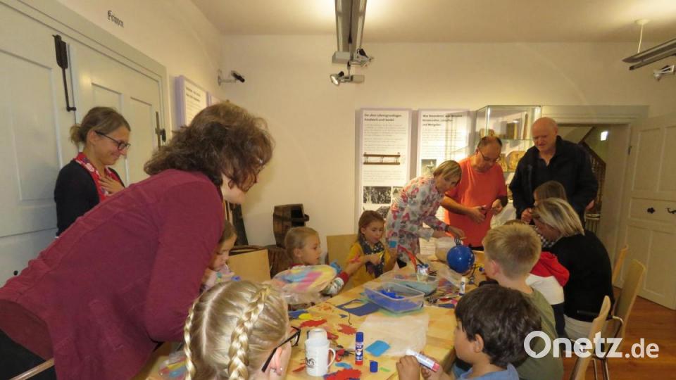 Museumsmitarbeiterin Erika Rahn bastelte mit den Kindern. Bild: ubb