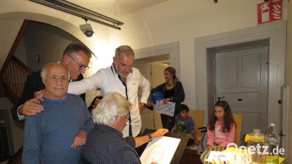 Bürgermeister Franz Stahl (hinten Mitte bei Porträtzeichner Tom Brankovic vorne) überzeugte sich ausgiebig und in allen Abteilungen davon, dass die Museumsnacht im Museumsquartier von den Besuchern bestens angenommen wird. Bild: ubb