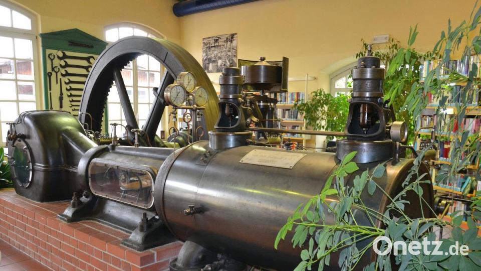 Ein Highlight in der Tirschenreuther Bücherei ist die funktionierende Dampfmaschine. Bevor sie in der Bücherhalle installiert wurde, leistete sie in der Tirschenreuther Tuchfabrik Mehler ihren Dienst. Bild: Susanne Forster