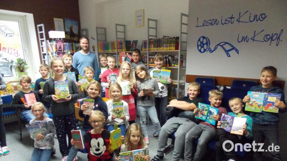 Viele Büchereien im Landkreis arbeiten eng mit den Schulen zusammen. Bei der Pfarrbücherei in Erbendorf gehören zum Beispiel regelmäßige Besuche der Schulklassen zum Programm. Hier hat sich die Klasse 3 a von Klassenleiter Benjamin Koppmann mit Lesestoff eingedeckt. Bild: jbe