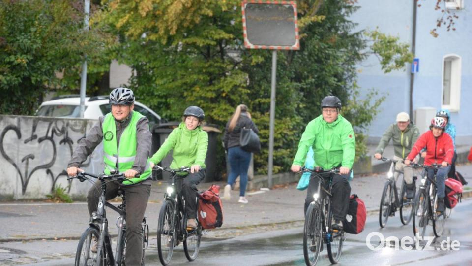 Da hats doch mal geregnet. Nach zwei Durchläufen bei Sonnenschein im Juli und August beteiligten sich trotz Regen zwar nicht so viele, aber weit über hunderte Teilnehmer an der dritten Auflage des Critical Mass in Amberg. Bild: Andreas Brückmann