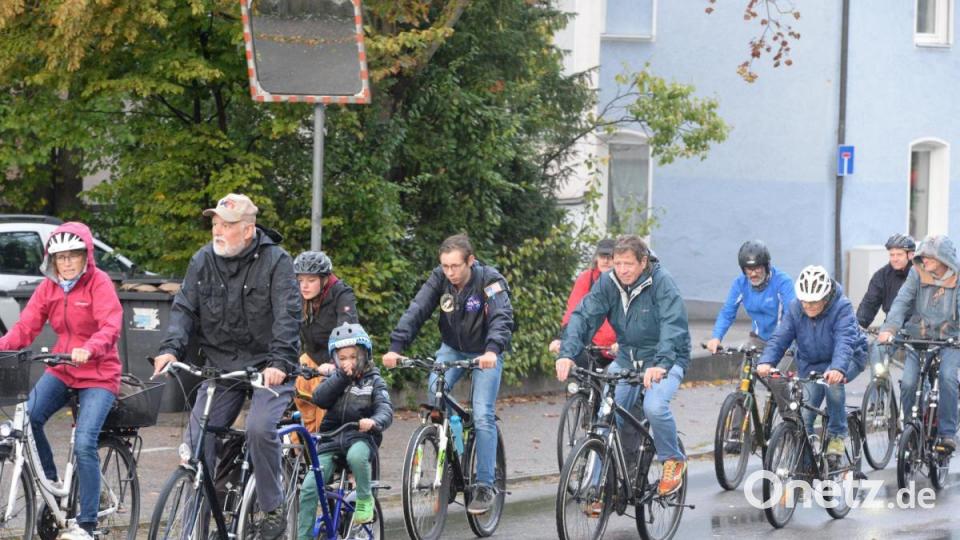 Da hats doch mal geregnet. Nach zwei Durchläufen bei Sonnenschein im Juli und August beteiligten sich trotz Regen zwar nicht so viele, aber weit über hunderte Teilnehmer an der dritten Auflage des Critical Mass in Amberg. Bild: Andreas Brückmann