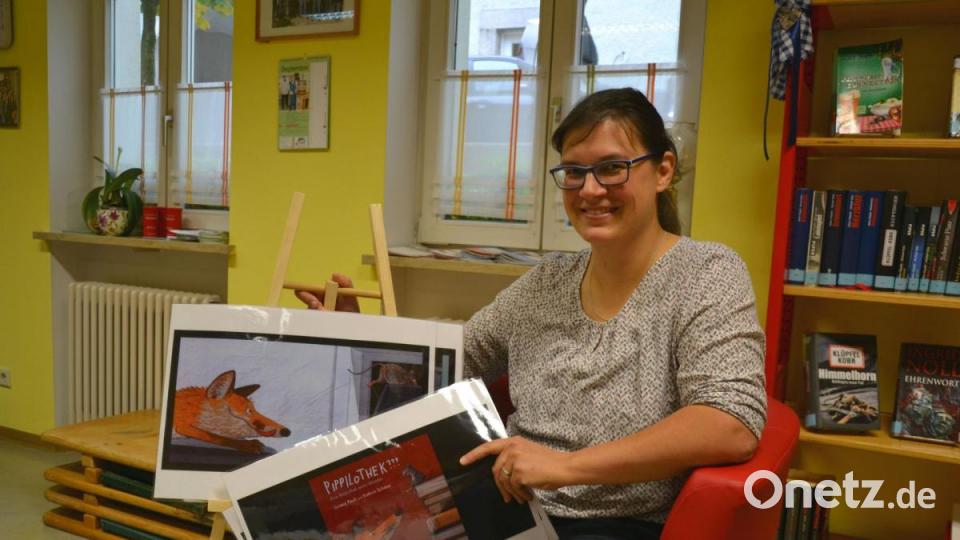 Kerstin Daubitzer ist seit Mai diesen Jahres in der Stadtbücherei Bärnau tätig. Sie zeigt das &quot;Kamishibai&quot; - ein Bilderbuchtheater. Bild: Susanne Forster
