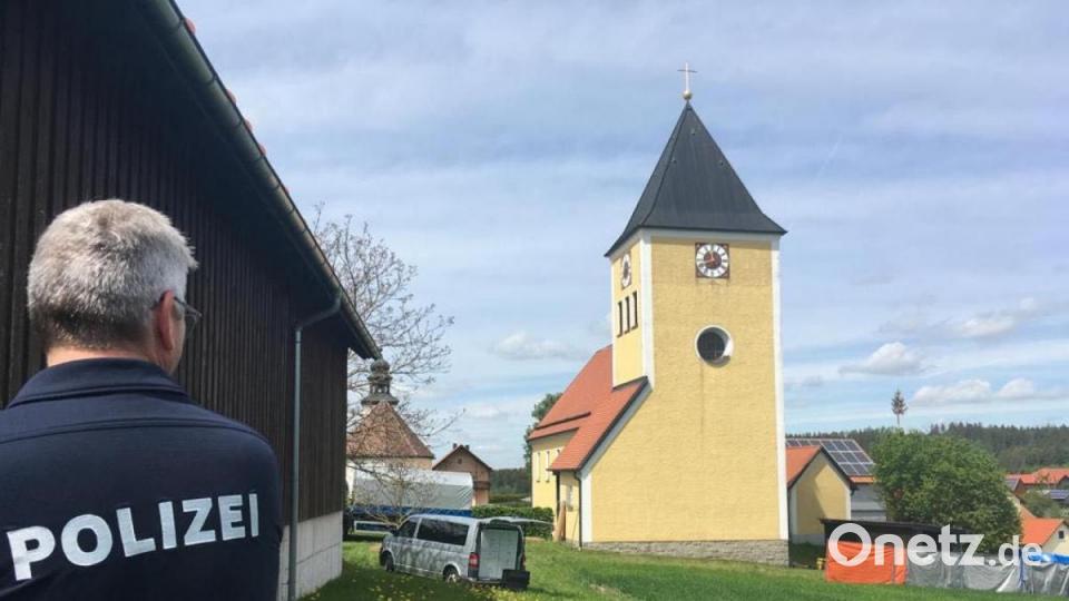 Die Polizei sucht in einer Scheune neben der Kirche in Waldkirch nach Monika Frischholz. Bild: ca