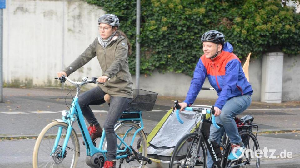 Da hats doch mal geregnet. Nach zwei Durchläufen bei Sonnenschein im Juli und August beteiligten sich trotz Regen zwar nicht so viele, aber weit über hunderte Teilnehmer an der dritten Auflage des Critical Mass in Amberg. Bild: Andreas Brückmann