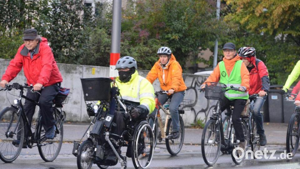 Da hats doch mal geregnet. Nach zwei Durchläufen bei Sonnenschein im Juli und August beteiligten sich trotz Regen zwar nicht so viele, aber weit über hunderte Teilnehmer an der dritten Auflage des Critical Mass in Amberg. Bild: Andreas Brückmann