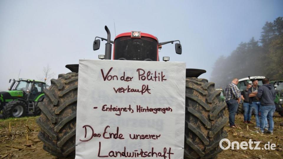 Bauern sammeln sich in der Nähe des Autobahnkreuzes Bayreuth/Kulmbach, um gegen die Agrarpolitik der Bundesregierung zu protestieren. Foto: Nicolas Armer/dpa Bild: Nicolas Armer
