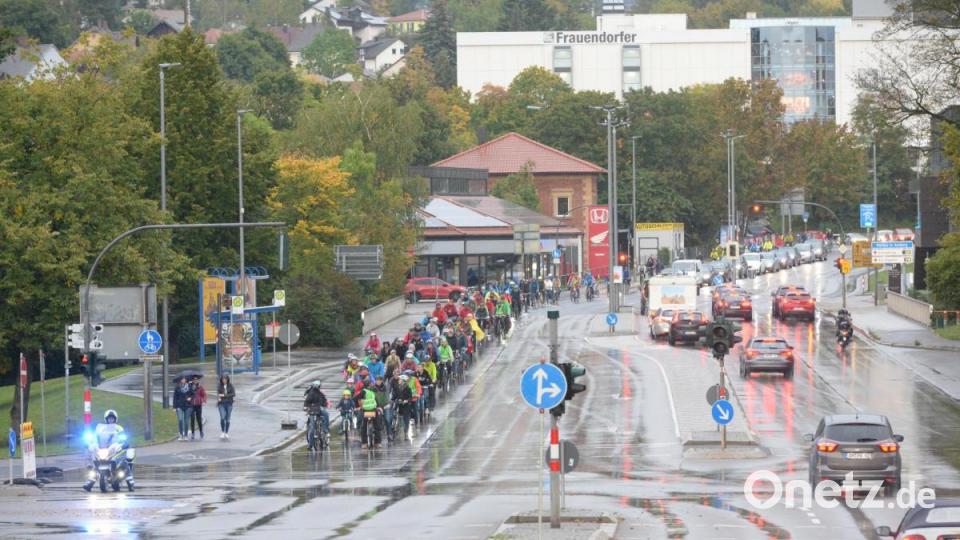 Da hats doch mal geregnet. Nach zwei Durchläufen bei Sonnenschein im Juli und August beteiligten sich trotz Regen zwar nicht so viele, aber weit über hunderte Teilnehmer an der dritten Auflage des Critical Mass in Amberg. Bild: Andreas Brückmann