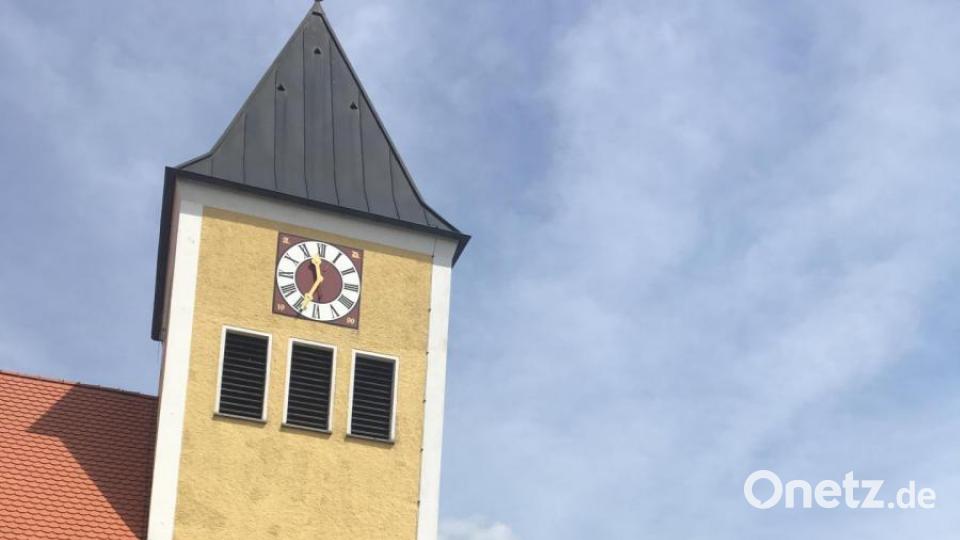 Der Einsatzzug aus Weiden sicherte den Einsatzort neben der Kirche St. Josef in Waldkirch. Bild: ca