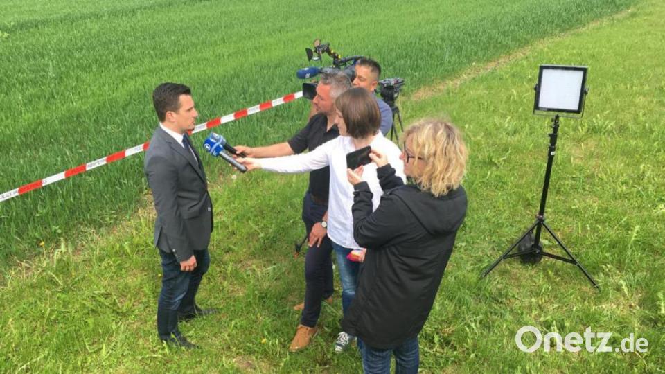 Ein mittlerweile gewohntes Bild: Polizeihauptkommissar Florian Beck, Sprecher des Polizeipräsidiums Regensburg, gibt auf einer Wiese bei Waldkirch ein Statement ab. Bild: ca