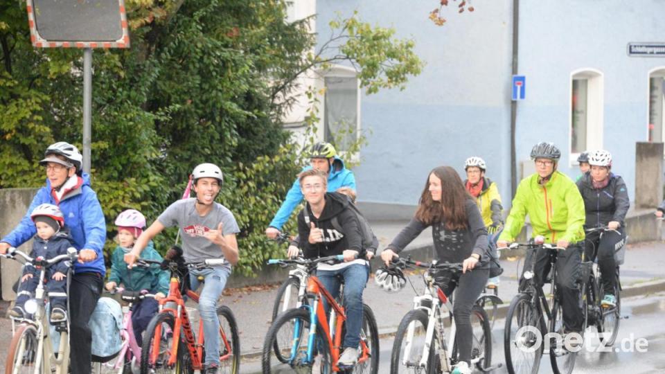 Da hats doch mal geregnet. Nach zwei Durchläufen bei Sonnenschein im Juli und August beteiligten sich trotz Regen zwar nicht so viele, aber weit über hunderte Teilnehmer an der dritten Auflage des Critical Mass in Amberg. Bild: Andreas Brückmann