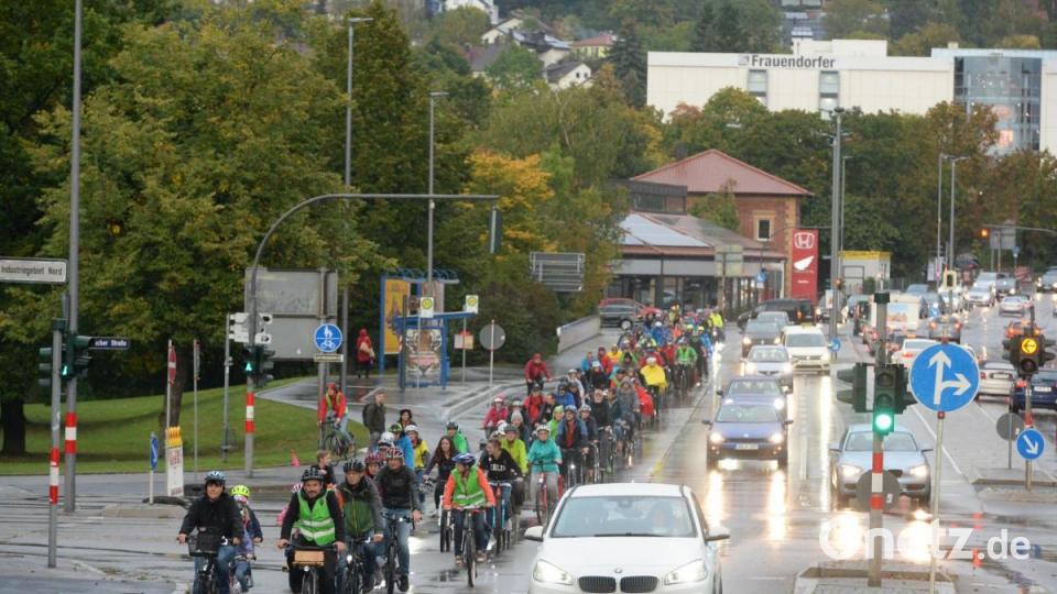 Da hats doch mal geregnet. Nach zwei Durchläufen bei Sonnenschein im Juli und August beteiligten sich trotz Regen zwar nicht so viele, aber weit über hunderte Teilnehmer an der dritten Auflage des Critical Mass in Amberg. Bild: Andreas Brückmann