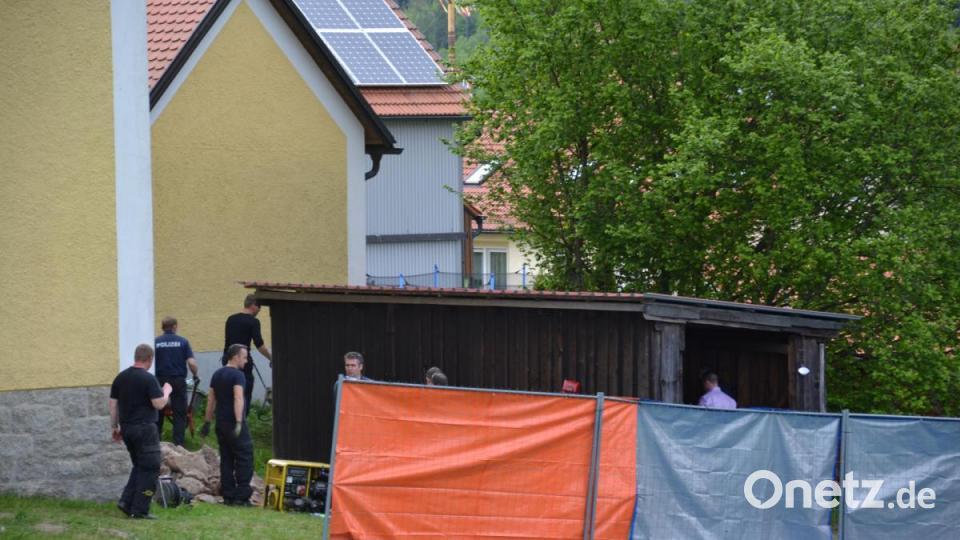Schubkarre um Schubkarre: Stundenlang transportieren Bereitschaftspolizisten Erdreich ab. 	Bild: ca Bild: ca