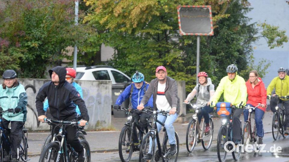 Da hats doch mal geregnet. Nach zwei Durchläufen bei Sonnenschein im Juli und August beteiligten sich trotz Regen zwar nicht so viele, aber weit über hunderte Teilnehmer an der dritten Auflage des Critical Mass in Amberg. Bild: Andreas Brückmann