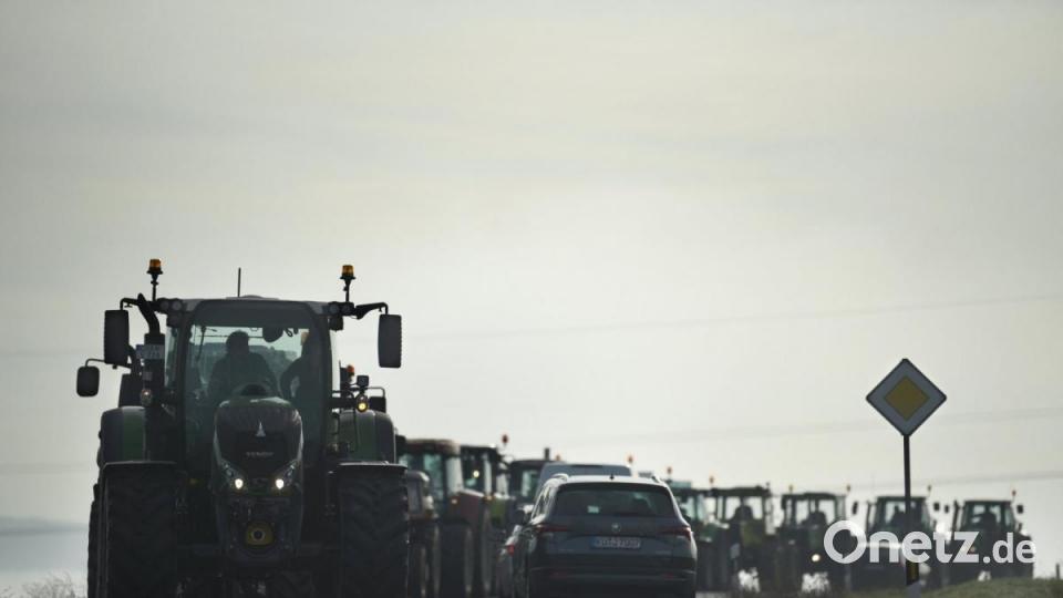 Bauern in ihren Traktoren sammeln sich in der Nähe des Autobahnkreuzes Bayreuth/Kulmbach, um gegen die Agrarpolitik der Bundesregierung zu protestieren. Foto: Nicolas Armer/dpa Bild: Nicolas Armer