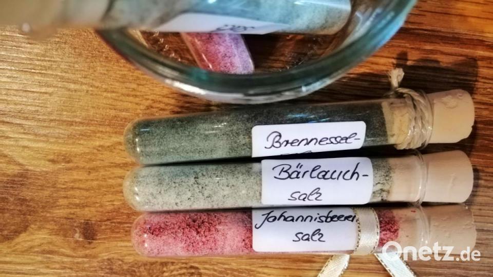 Aus Kräutern und Beeren kann man wunderbar farbenfrohe Salze und Zucker herstellen. Perfekt als Geschenk. Bild: anv