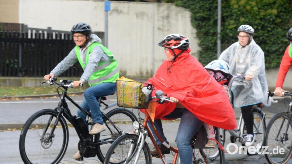 Da hats doch mal geregnet. Nach zwei Durchläufen bei Sonnenschein im Juli und August beteiligten sich trotz Regen zwar nicht so viele, aber weit über hunderte Teilnehmer an der dritten Auflage des Critical Mass in Amberg. Bild: Andreas Brückmann