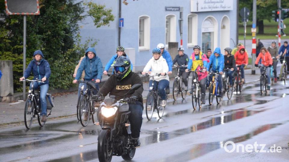 Da hats doch mal geregnet. Nach zwei Durchläufen bei Sonnenschein im Juli und August beteiligten sich trotz Regen zwar nicht so viele, aber weit über hunderte Teilnehmer an der dritten Auflage des Critical Mass in Amberg. Bild: Andreas Brückmann