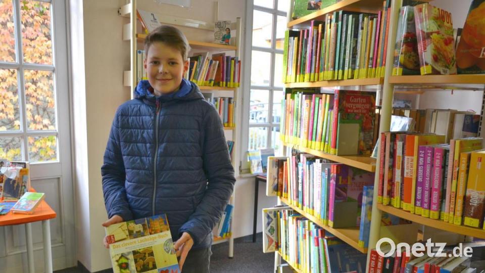 Der 12-jährige Maximilian Siller leiht sich &quot;Das clevere Laubsäge-Buch&quot; in der Stadtbücherei Tirschenreuth aus. In den Herbstferien möchte er gemeinsam mit seinem Bruder etwas aussägen. Bild: Susanne Forster